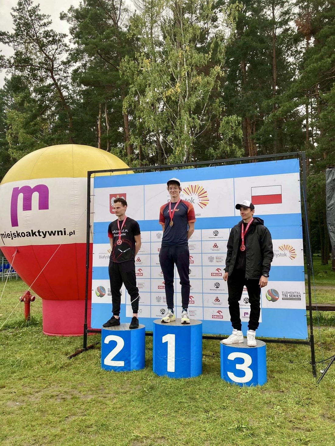 Patryk Gąsior na podium zawodów triathlonowych